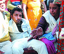 An ailing Yudhvir Manak, son of legendary singer Kuldeep Manak, nearly collapsed as he was unable to cope with the dust and chaos at the venue of the function