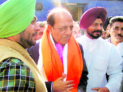 Railway Minister Dinesh Trivedi with Kuljeet Singh Nagra, Congress candidate for Fatehgarh assembly constituency, at Sirhind Railway Station on Sunday