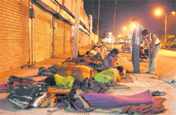Labourers sleeping on a pavement in Ludhiana