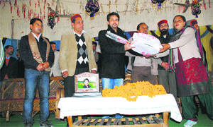 MP Anurag Thakur distributes sports kits among yuva mandals in Bilaspur.