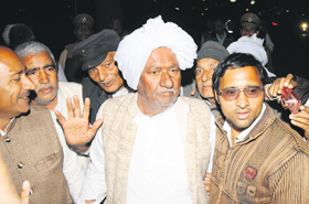 Sarv Jat Khap Samiti president Nafe Singh Nain (in turban) in Kurukshetra 