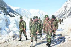 Lt Gen KT Parnaik (with ski goggles) visits the 