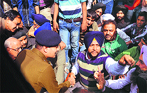 Shopkeepers argue with the ACP Swapan Sharma at Akalgarh Market in Ludhiana on Wednesday. The argument was over the alleged thrashing of some shopkeepers by policemen on the issue of encroachments. The matter was resolved later.