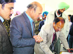 Divisional Commissioner SR Ladhar inspects the arrangements for counting of votes in Fathegarh Sahib. 