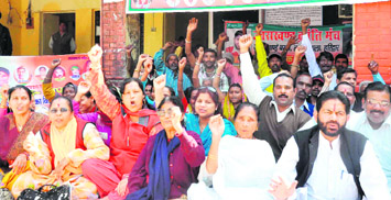 Activists of the Uttarakhand Kranti Manch stage a protest against GD Aggarwals agitation in Haridwar on Friday.