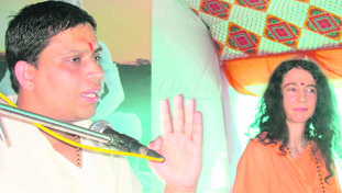 Acharya Balkrishan and Sadhvi Bhagwati during the morning session of the International Yoga Festival