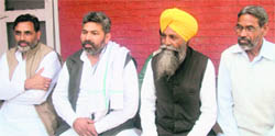 BKU leaders Yudhvir Singh, Rakesh Tikait and Gurnam Singh brief mediapersons at Pipli, near Kurukshetra, before ending their dharna
