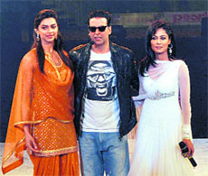 Bollywood actors Deepika Padukone, Akshay Kumar and Chitrangda Singh at the closing ceremony of the World Cup Kabaddi in Ludhiana on November 20, 2011.