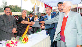 Governor Margaret Alva gives away the running trophy for flower competition to IIT, Roorkee, during Basantutsav-2012 at Raj Bhavan in Dehradun
