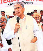 Jat leader Dharampal Chhot addresses protesters at Ramayan village near Hisar.