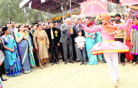 Governor NN Vohra and his wife Usha Vohra enjoy a dance performance at the Police-Public Mela. 