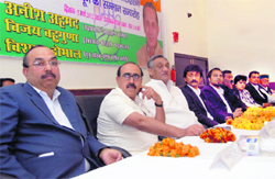 Congress MP Vijay Bahuguna (third from left) with newly elected members of the Dehradun Bar Association at a felicitation ceremony in Dehradun