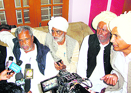 Spokesman for khaps Sube Singh Samain (left) announces the dissociation of khap panchayats from the Jat stir at Hansi, near Hisar, on Monday.