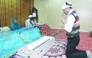 Congress candidate from the Jalandhar (Central) constituency Rajinder Beri pays obeisance at a gurdwara in Central Town
