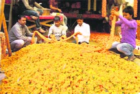 Garlands being made in Ludhiana