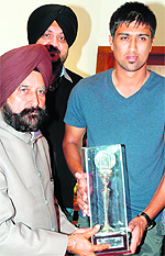 Guru Nanak Dev University Vice Chancellor AS Brar felicitates Indian cricketer Rahul Sharma in Amritsar on Friday