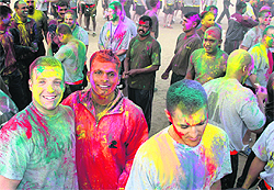 US troops play Holi with Indian soldiers of the Bathinda-based Chetak Corps in Rajasthan on Thursday