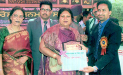 Usha Sharma receiving the Mother Teresa Award at a felicitation ceremony organised at the Dev Samaj Girls College, Ferozepur.