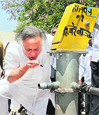 Union Rural Development Minister Jairam Ramesh drinks water from a hand pump to check its quality during a visit to Hiware village on Saturday.