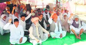 Agitating farmers from Gorakhpur on a fast outside the mini-secretariat at Fatehabad on Sunday
