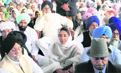 Parkash Singh Badal and Rajinder Kaur Bhattal at the bhog of Congress leader Kanwarjit Singh Sunny in Muktsar 