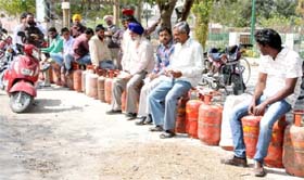 A long queue for the LPG gas cylinders was seen near Model Town phase-III