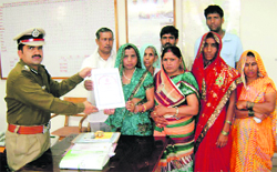 Rewari SSP Vikas Kumar Arora presents a certificate of merit to residents of crime-free villages in Rewari