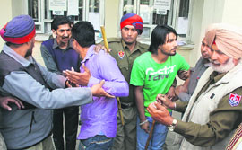 Police tries to stop friends of undertrials engaged in a brawl with mediapersons.