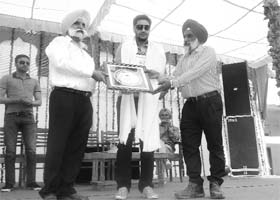 Punjabi singer Harbhajan Mann being honoured at Mata Gujri College in Fatehgarh Sahib on Wednesday