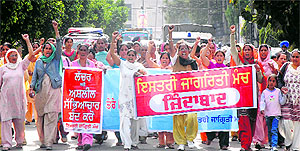 Members of the Swadeshi Jagriti Manch protest against foreign direct investment at the PNB Chowk in Jalandhar on Friday