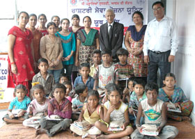 Slum kids along with their teachers, who are students and NSS volunteers in the SSD Girls College in Bathinda. 