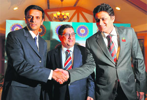 Rahul Dravid (L) shakes hands with former cricketer and cricket administrator Anil Kumble (R) as Board of Control for Cricket in India (BCCI) President N. Srinivasan (C) looks on ahead of a press conference held to announce Dravid's retirement from Test cricket in Bangalore recently