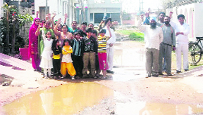 Residents protest against the sewerage problem at Samrala. 