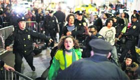Police personnel round up Occupy Wall Street activists at the Zuccotti Park in New York on Saturday