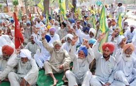 Members of the Bharatiya Kisan Union (Ugrahan) stage a protest against the non-acceptance of their demands, outside the Mini-secretariat in Bathinda on Monday