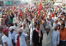 Activists and the members of the Lal Jhanda Bhatha Mazdoor Union (AICCTU), under the leadership of Harwinder Singh Sema, hold a protest march near Fauji Chowk in Bathinda on Monday