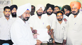 A delegation of Congress leaders submit a letter to SP Amreek Singh Dhami in Jagraon on Monday.