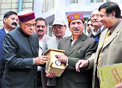 Chief Minister PK Dhumal being presented a memento by Forest Minister Khimi Ram on World Sparrow Day in Shimla on Tuesday