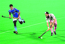 Delhi Wizards Rajpal Singh in action against Chandigarh Comets in Chandigarh on Tuesday. Comets won the match 3-2 .