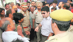 Assistant Commissioner of Police Swapan Sharma interacts with shopkeepers at Salam Tabri in Ludhiana