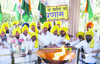 Activists of the All-India Anti-Terrorist Front pay tributes to Shaheed Bhagat Singh at Jallianwala Bagh in Amritsar