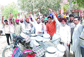 Members of the Dodhi Union, Bathinda, protest outside the Mini-secretariat on Thursday. They were opposing the lowering of purchase rate by private milk companies. 