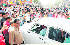Activists of various jewellers associations stop a VIP vehicle at Hall Gate in Amritsar. 