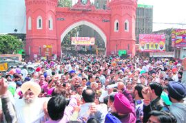 Residents and protesters indulge in heated arguments at the site.