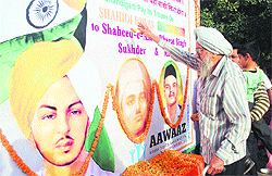 An elderly man pays homage to the martyrs at Sector 17 in Chandigarh on Friday.