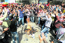 Jewellers set ablaze Finance Minister Pranab Mukherjees effigy at Tehsil Chowk in Kangra on Saturday