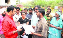 Slum dwellers of the Gujral Nagar area, led by leaders of the Pendu Mazdoor Union, Punjab, Istri Jagriti Manch and Naujawan Bharat Sabha, submit a demand letter to Deputy Commissioner Priyank Bharati in Jalandhar. 