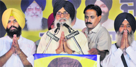  Simarjit Singh Bains (left) and Balwinder Singh Bains (right) along with CM Parkash Singh Badal during a political rally last year. At that time, both brothers were blue-eyed boys of CM as well as Deputy CM, but now they have announced to field independent candidates for the MC elections from all 75 wards in Ludhiana.