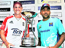 Lankan captain Mahela Jayawardene (R) and England captain Andrew Strauss at the unveiling of the Test series trophy on the eve of the Galle Test on Sunday