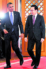 US President Barack Obama (L) being escorted by South Koreas President Lee Myung-bak in Seoul on Sunday